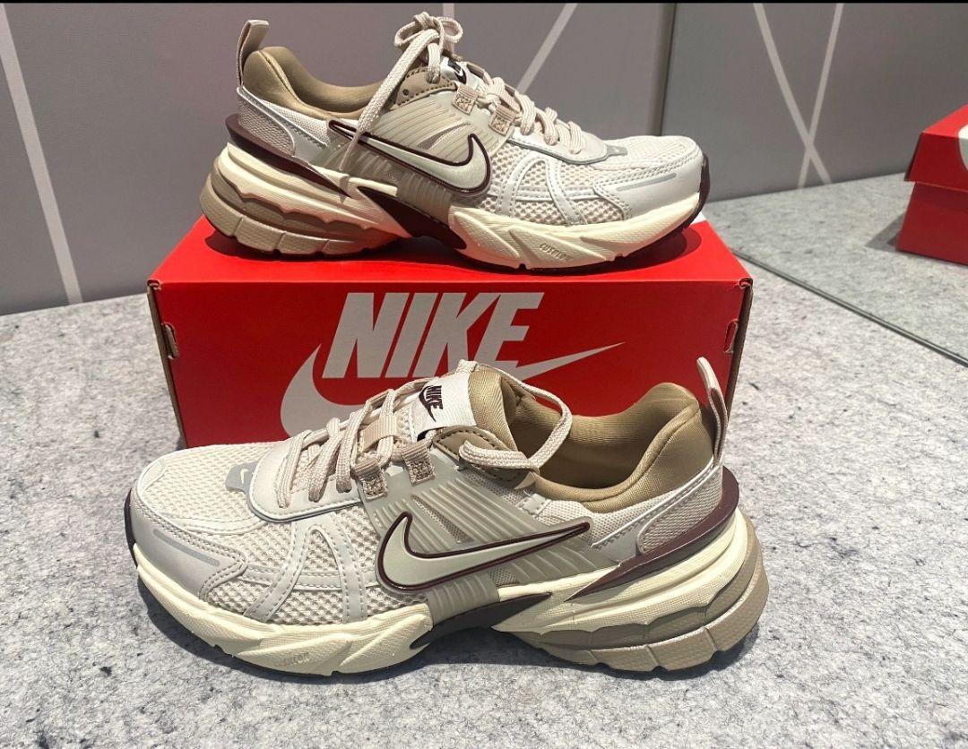 "灰白复古潮流 - Nike V2K Run女子运动鞋:未来感设计与舒适科技的完美融合"